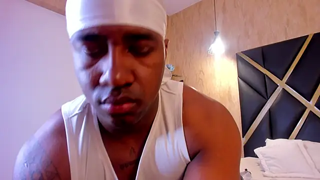 Snapshot of LuccianoDaytona chatting on February 21, 7:48 pm LuccianoDaytona online show from February 21, 7:48 pm