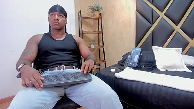 Snapshot of LuccianoDaytona chatting on February 23, 8:06 pm LuccianoDaytona online show from February 23, 8:06 pm