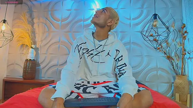 ItsZairen online show from March 26, 3:23 am