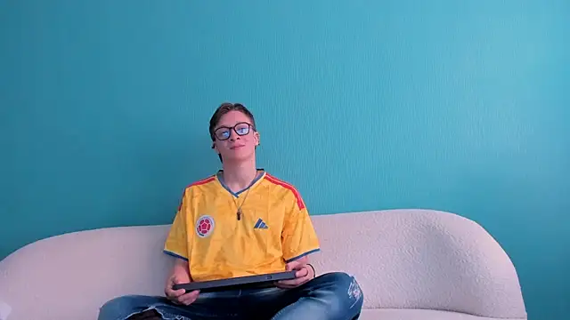 close friends online show from June 23, 2:04 pm