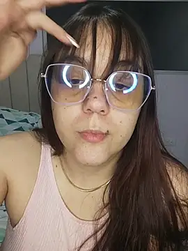 Snapshot of its_lauu_ chatting on February 18, 3:57 am its lauu online show from February 18, 3:57 am