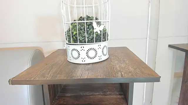 luna bradley  online show from April 17, 12:41 pm