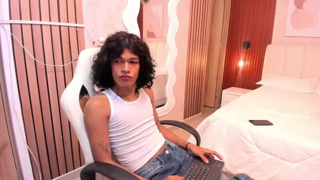 Snapshot of littlesweet18_ chatting on February 15, 12:51 am littlesweet18 online show from February 15, 12:51 am