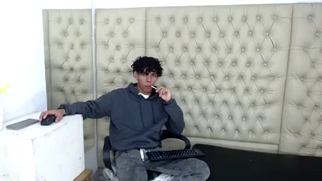 Snapshot of DaviidBuckx_ chatting on February 9, 1:59 pm DaviidBuckx online show from February 9, 1:59 pm