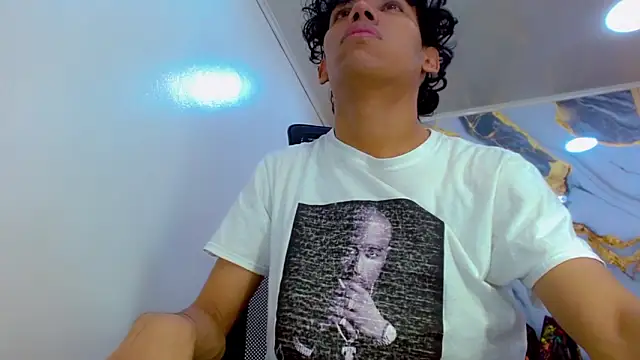 Snapshot of DaviidBuckx_ chatting on February 21, 2:23 am DaviidBuckx online show from February 21, 2:23 am