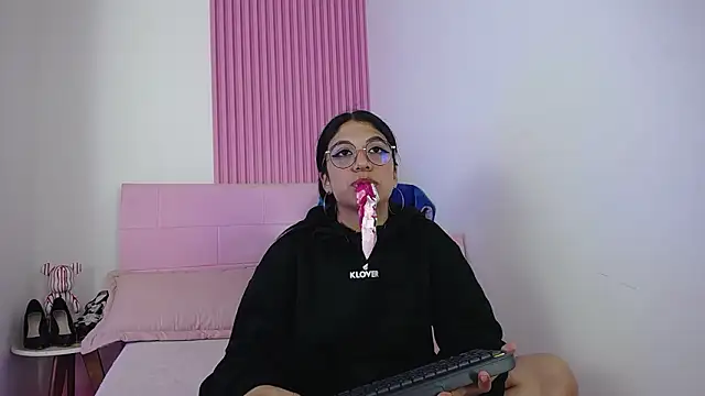 sharlotaustral18 online show from February 10, 3:38 pm