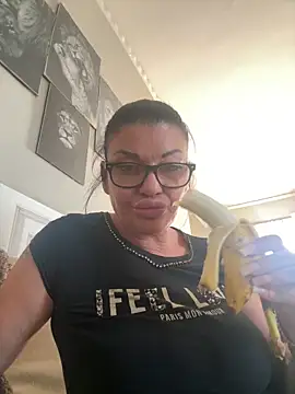 Snapshot of trombaio chatting on May 2, 3:28 pm trombaio online show from May 2, 3:28 pm