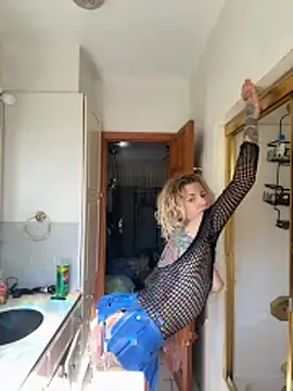 Snapshot of XXX2Freaks chatting on June 8, 1:11 pm XXX2Freaks online show from June 8, 1:11 pm
