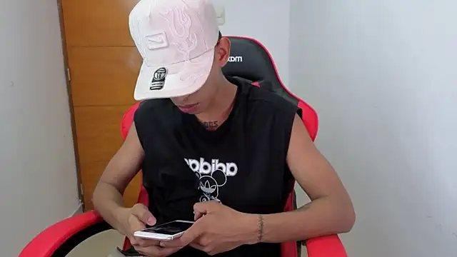 Snapshot of Niklausxxx chatting on February 9, 5:28 pm Niklausxxx online show from February 9, 5:28 pm