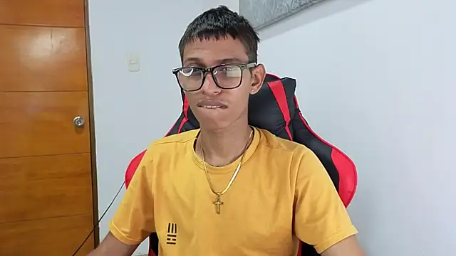 Snapshot of Niklausxxx chatting on February 25, 12:20 am Niklausxxx online show from February 25, 12:20 am