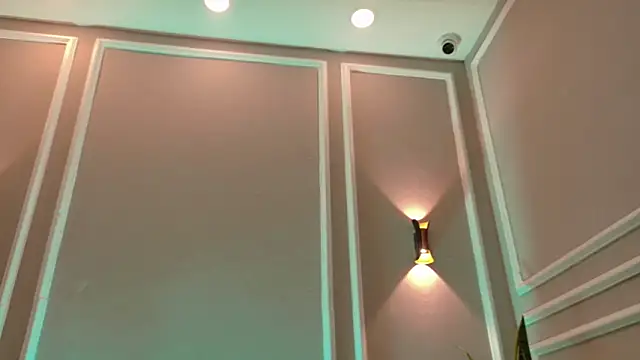 SuzyFox  online show from March 15, 8:04 pm