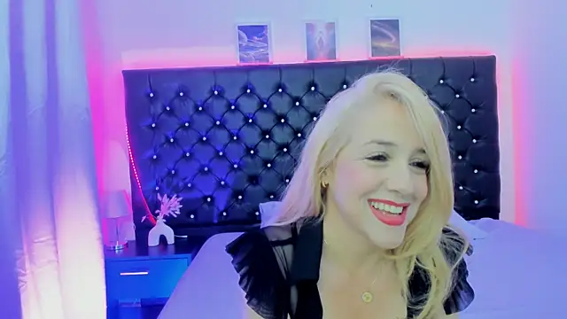 Snapshot of CrystalRose_40 chatting on February 9, 8:13 pm CrystalRose 40 online show from February 9, 8:13 pm