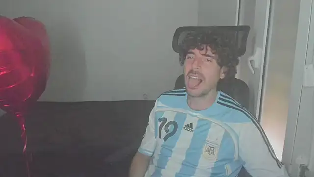 Snapshot of joaquin420_hot chatting on February 14, 10:45 am joaquin420 hot online show from February 14, 10:45 am