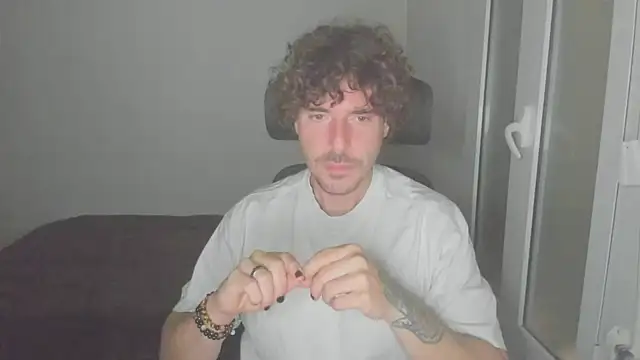 Snapshot of joaquin420_hot chatting on February 14, 11:01 pm joaquin420 hot online show from February 14, 11:01 pm