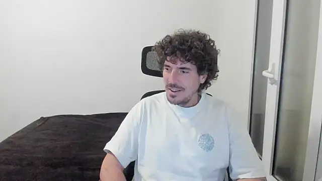 Snapshot of joaquin420_hot chatting on February 24, 5:27 am joaquin420 hot online show from February 24, 5:27 am