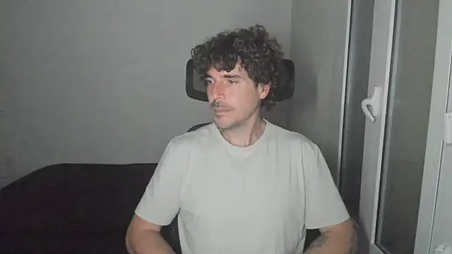 Snapshot of joaquin420_hot chatting on February 27, 11:05 pm joaquin420 hot online show from February 27, 11:05 pm