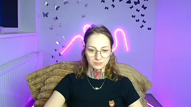 Esmi Winter online show from April 2, 11:52 am