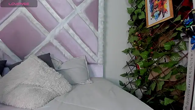 Snapshot of luxx_11 chatting on February 12, 12:33 pm luxx 11 online show from February 12, 12:33 pm