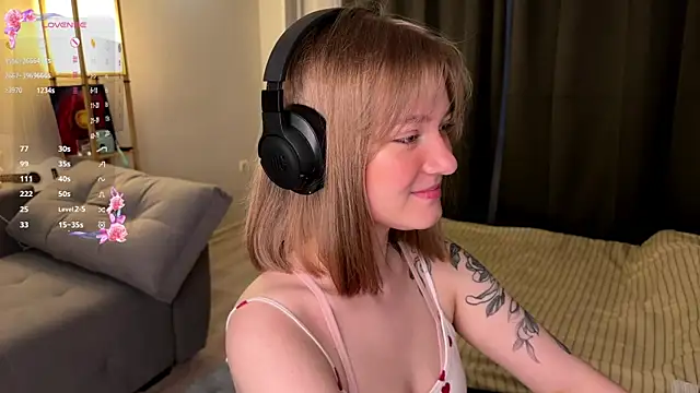 Snapshot of Mirrrra1 chatting on May 14, 9:10 pm Mirrrra1 online show from May 14, 9:10 pm