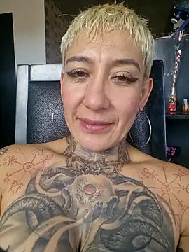 Snapshot of Everlyn_sexx chatting on June 1, 8:10 pm Everlyn sexx online show from June 1, 8:10 pm
