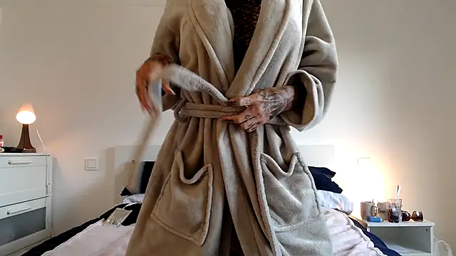 Sophie-Logan-Ink online show from April 3, 8:45 am