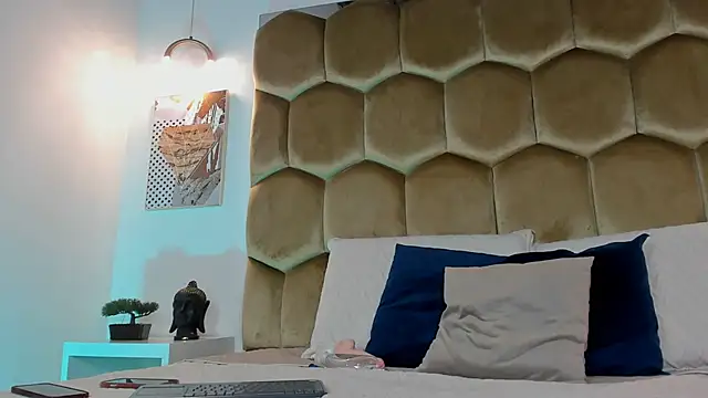 Mia Reyesjs online show from February 18, 9:55 pm