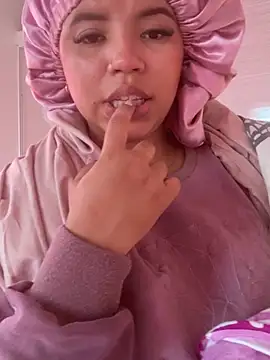 Snapshot of Lucy_strong1 chatting on February 10, 3:05 pm Lucy strong1 online show from February 10, 3:05 pm