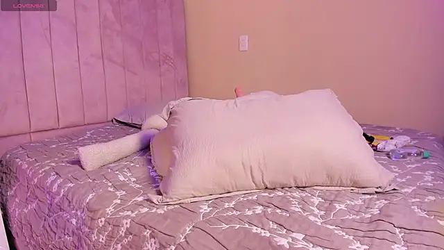 Ashley Beaomunt online show from April 1, 1:41 pm