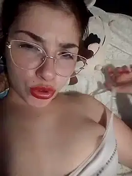 Snapshot of Luna33- chatting on February 19, 11:23 pm Luna33- online show from February 19, 11:23 pm