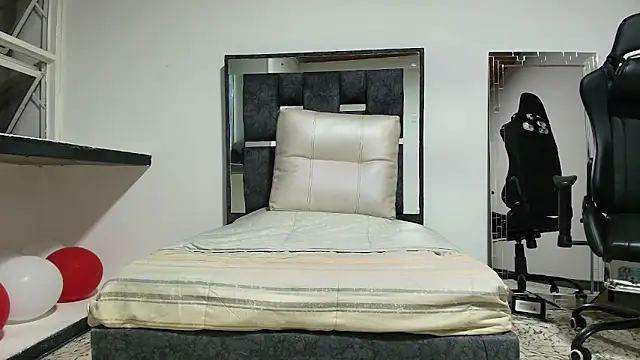 Snapshot of Noah-JONES chatting on February 18, 3:46 am Noah-JONES online show from February 18, 3:46 am