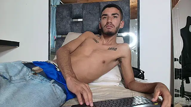 Snapshot of Noah-JONES chatting on February 21, 3:29 am Noah-JONES online show from February 21, 3:29 am