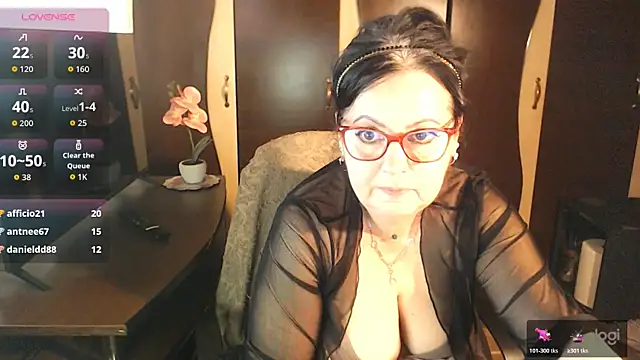Snapshot of exiMIlf chatting on May 11, 4:04 pm exiMIlf online show from May 11, 4:04 pm