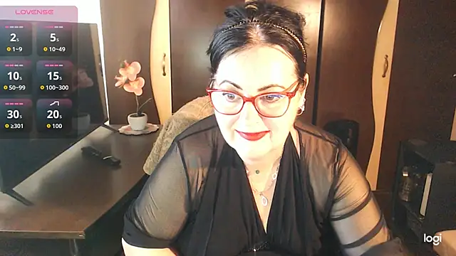 Snapshot of exiMIlf chatting on June 8, 10:48 am exiMIlf online show from June 8, 10:48 am