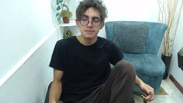 Snapshot of AaronBeer_ chatting on February 27, 11:54 am AaronBeer online show from February 27, 11:54 am