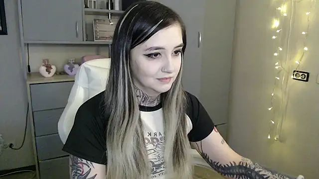 Snapshot of Rin_Tozier chatting on March 25, 1:44 am Rin Tozier online show from March 25, 1:44 am