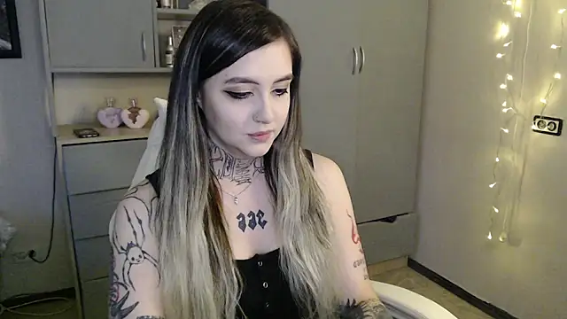 Snapshot of Rin_Tozier chatting on April 2, 1:25 am Rin Tozier online show from April 2, 1:25 am