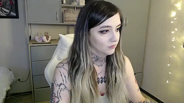 Snapshot of Rin_Tozier chatting on April 5, 1:14 am Rin Tozier online show from April 5, 1:14 am