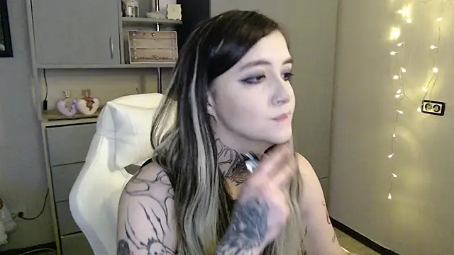 Snapshot of Rin_Tozier chatting on April 7, 1:06 am Rin Tozier online show from April 7, 1:06 am