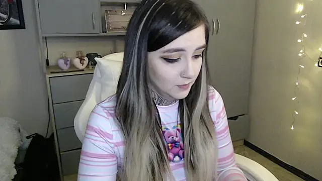 Snapshot of Rin_Tozier chatting on April 10, 1:22 am Rin Tozier online show from April 10, 1:22 am