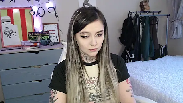Snapshot of Rin_Tozier chatting on April 19, 1:05 am Rin Tozier online show from April 19, 1:05 am