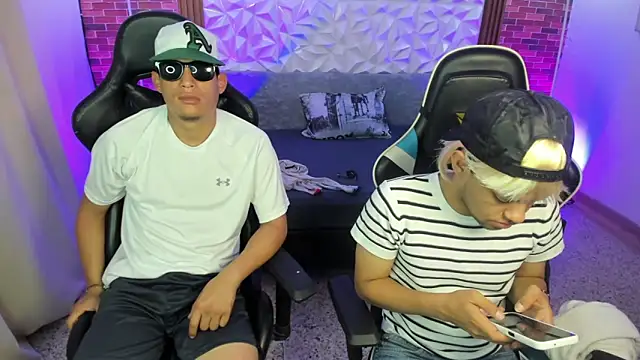 Snapshot of Top_and_bottom chatting on February 11, 1:05 pm Top and bottom online show from February 11, 1:05 pm