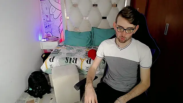 Snapshot of Top_and_bottom chatting on February 19, 8:05 pm Top and bottom online show from February 19, 8:05 pm