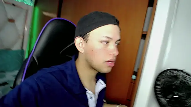 Snapshot of Top_and_bottom chatting on February 20, 8:09 pm Top and bottom online show from February 20, 8:09 pm