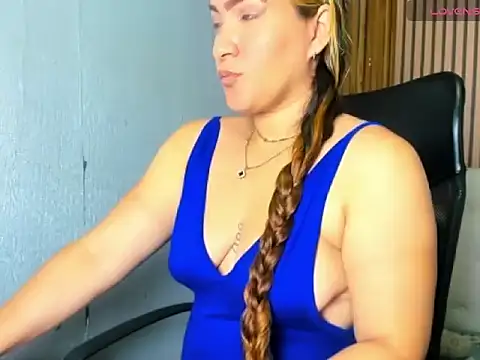 Snapshot of Jhoselinee chatting on February 25, 2:37 pm Jhoselinee online show from February 25, 2:37 pm