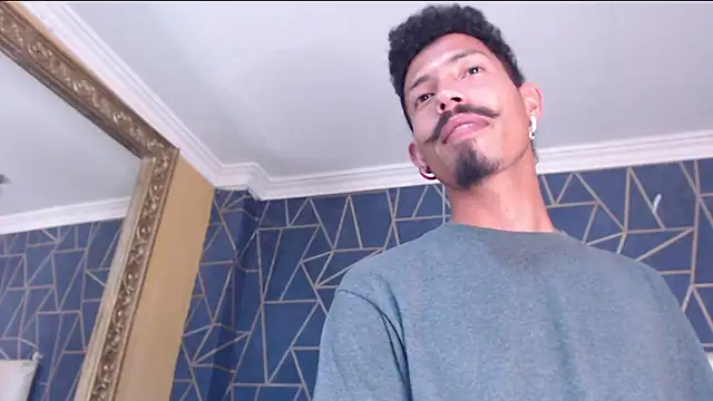 NoaahTylor online show from February 18, 8:05 pm