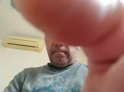Snapshot of davidgra19788 chatting on April 2, 9:29 am davidgra19788 online show from April 2, 9:29 am