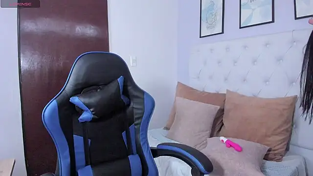 Snapshot of angeline_lara chatting on February 23, 12:35 pm angeline lara online show from February 23, 12:35 pm