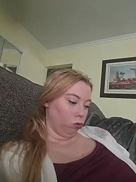 Snapshot of ShySweetheart chatting on July 9, 5:28 pm ShySweetheart online show from July 9, 5:28 pm