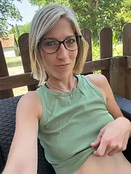 Snapshot of blondie-27 chatting on July 11, 12:08 pm blondie-27 online show from July 11, 12:08 pm