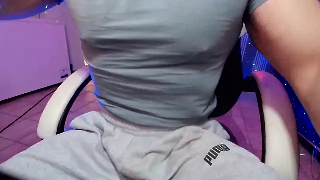 Snapshot of YouAndMe-forever chatting on February 11, 11:37 am YouAndMe-forever online show from February 11, 11:37 am